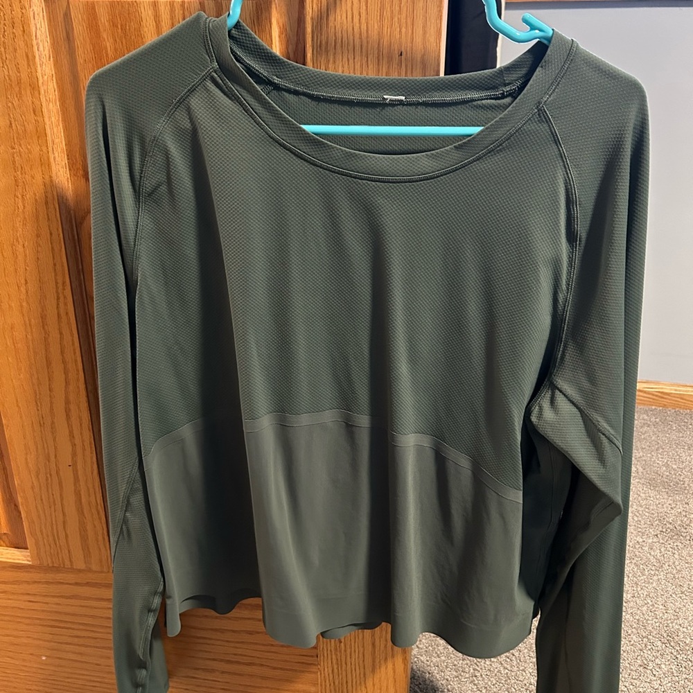 Lululemon cropped/mid length long sleeve shirt